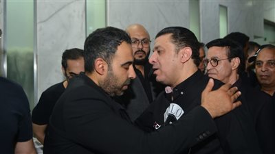 أبرزهم مصطفى كامل وفيفي عبده.. نجوم الفن يحضرون عزاء زوجة أحمد عدوية