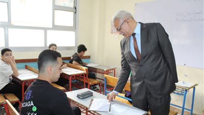 مدير تعليم القاهرة يطمئن على مستوى امتحان اللغة الإنجليزية للشهادة الإعدادية 
