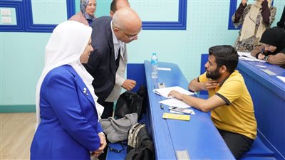 رئيس جامعة عين شمس يستمع لآراء طلاب كليات الحقوق والآداب والعلوم بشأن الامتحانات 