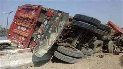 العناية الإلهية تُنقذ سائق نقل ثقيل من كارثة على الطريق بسوهاج