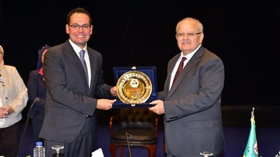 الحكومة تهدي درع مركز المعلومات بمجلس الوزراء لرئيس جامعة القاهرة 