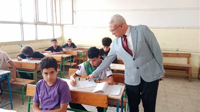 مدير «تعليم القاهرة» يتفقد لجان امتحان الشهادة الإعدادية وأولى ثانوي (صور)