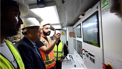 رئيس الوزراء يستقل مترو الأنفاق من محطة جامعة القاهرة