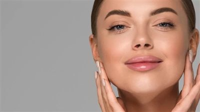 امرأة تحذر من الفيلر صنع فجوة أسفل عيني