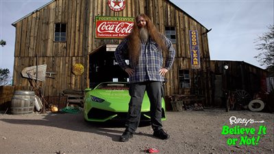 الغرائب حول العالم.. هيركليز الأمريكي يسحب السيارة بشعره