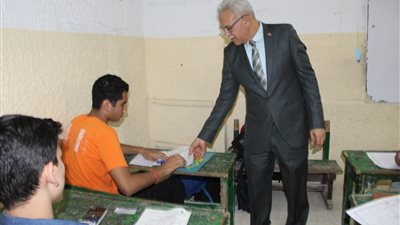 مدير تعليم القاهرة يتابع امتحان الجبر الشهادة الإعدادية ويلتقي ببعض أولياء الأمور 