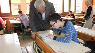 مدير «تعليم القاهرة» يتابع اليوم الختامي لامتحانات الشهادة الإعدادية (صور) 