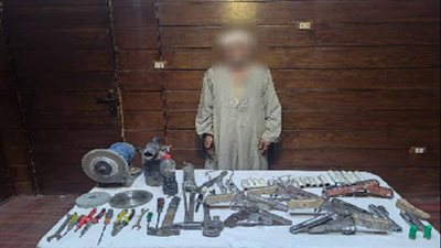 مسجل خطر يدير ورشة لتصنيع الأسلحة النارية داخل منزله بالتبين