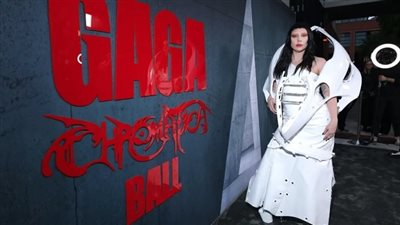 أنا مش مكانيكي.. ليدي جاجا تثير الجدل بفستان من أجزاء السيارات (صور)