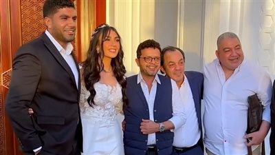 لهذا السبب.. علاء مرسي يقبل يد محمد هنيدي في عقد قران ابنته