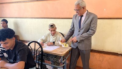 مدير «تعليم القاهرة» يتابع انطلاق ماراثون امتحانات الدبلومات الفنية (صور)