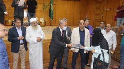 محافظ القليوبية يسلم ملابس الإحرام لحجاج الجمعيات الأهلية