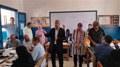 مدير التعليم بدمياط يتفقد مقار أعمال تصحيح امتحانات الشهادة الإعدادية