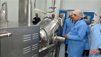 وزير قطاع الأعمال يتفقد مشروعات تطوير خطوط الإنتاج بشركة القاهرة للأدوية