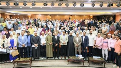 محافظ الدقهلية يسلم 355 حاجا و8 مشرفين تذاكر وتأشيرات الحج