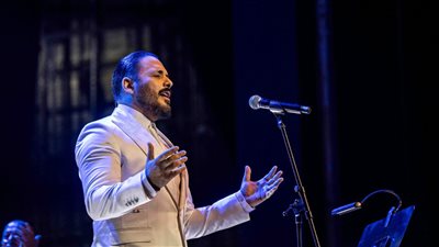 رامي عياش يشعل حماس الجمهور بحفله في باريس