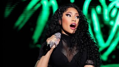 تفاصيل القبض على مطربة شهيرة بتهمة حيازة المخدرات (فيديو)