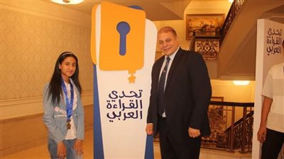 وكيل تعليم بنى سويف يهنئ الطالبة ريم لفوزها بمسابقة تحدي القراءة العربي 