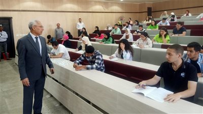 رئيس جامعة المنيا يتابع امتحانات الهندسة والعلاقات العامة وإدارة الأعمال بالجامعة الأهلية