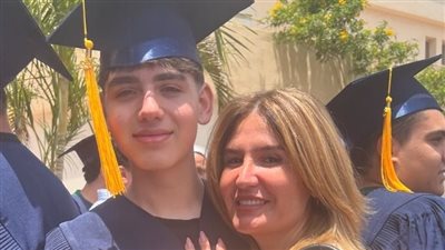 هنا شيحة تحتفل بتخرج ابنها.. وتعلق: «دايما لطيف وبتراعي مشاعر اللي حواليك»