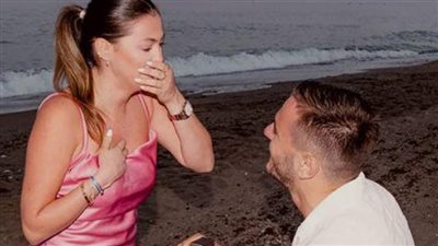 دانا الحلاني تتلقى عرض الزواج بطريقة رومانسية على البحر