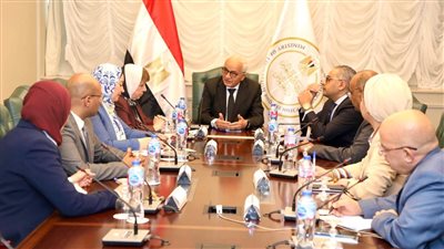 رضا حجازي يستعرض جهود تنفيذ مبادرة التربية الإيجابية مع قيادات الوزارة