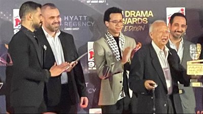 طه الدسوقي يظهر بالكوفية الفلسطينية في حفل توزيع جوائز كأس إنرجي للدراما