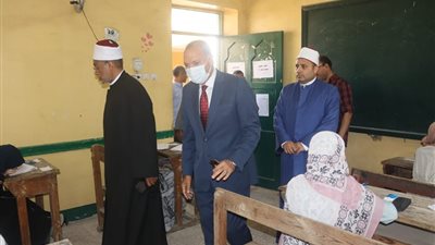 محافظ القليوبية يتفقد أولى أيام امتحانات الشهادة الثانوية الأزهرية بمدينة بنها.. صور