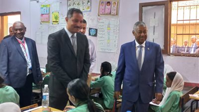 سفير السودان ومدير «تعليم الجيزة» يتفقدان امتحانات شهادة الأساس السودانية