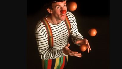 الفك الحديدي.. أغرب الألعاب البهلوانية في السيرك