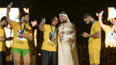 حسين الجسمي يحتفل بثنائية نادي الوصل الإماراتي 