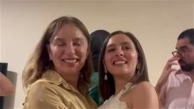 وصلة رقص جميلة عوض مع والدتها في عقد قرانها (فيديو وصور)