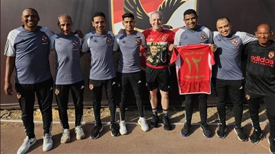 عمال الأهلي يقدمون هدية لـ كولر بعد عودته لمصر