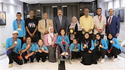 محافظ أسوان يكرم أبطال نادى ذوى الاحتياجات الخاصة لحصدهم ميداليات الذهبية بمسابقات مختلفة