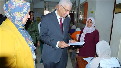 رئيس جامعة المنوفية يتفقد سير الامتحانات بكلية التمريض
