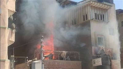 بالصور.. حـريق هائل يلتهم محل دهانات في دمياط 