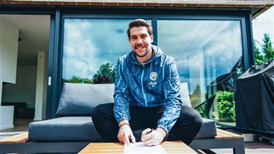 مانشستر سيتي يجدد عقد الألماني ستيفان أورتيجا 