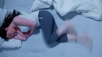 متلازمة تململ الساقين.. لماذا تحدث وهل يمكن تجنبها؟