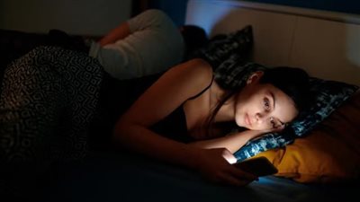 علماء يقللون من تأثير الضوء الأزرق على جودة النوم