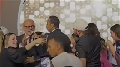 القصة الكاملة لصفع شاب على وجهه من عمرو دياب في حفل زفاف