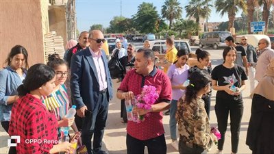 «تعليم سمالوط» يستقبل طلاب الثانوية العامة بالورود والمياه 