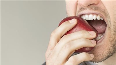 حقيقة سموم بذور التفاح.. هل من يتناولها يموت فورًا؟