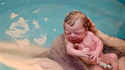 زوج يستغيث من طبيب: موتوا مراتي بعد تفجير الرحم وابني ولد مشوهه