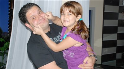 في أول ظهور لها.. الطفلة جنا تستعيد ذكرياتها في فيلم سامي أكسيد الكربون