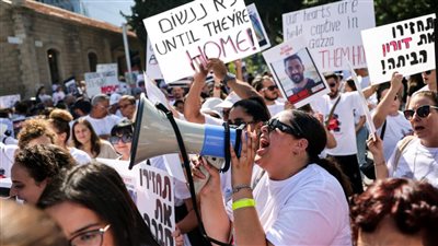 منصة تظاهرة في “تل أبيب”: الحرب في غزة لا داعي لها ولن تعيد المختطفين بالقطاع