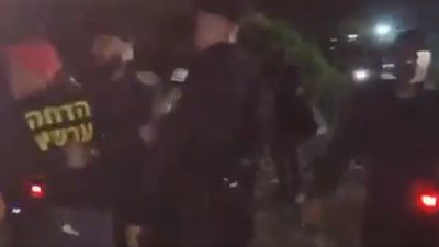 شرطة الاحتلال تعتدي على مستوطنين خلال تظاهرهم للمطالبة بإبرام صفقة تبادل الأسرى