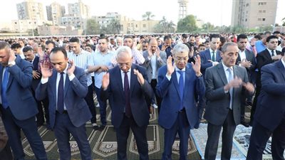 محافظ المنيا يؤدي صلاة عيد الأضحى بساحة مدرسة الفريق صفى الدين أبوشناف