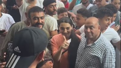 أحمد العوضى يذبح عجلًا وسط أهل منطقته بعين شمس (فيديو)