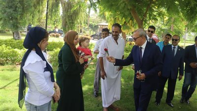 محافظ القليوبية يهدى الورود لزوار حدائق القناطر الخيرية احتفالا بالعيد