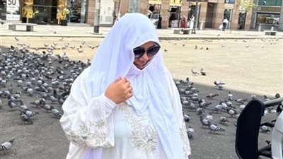 شيماء سيف تؤدي فريضة الحج (فيديو)